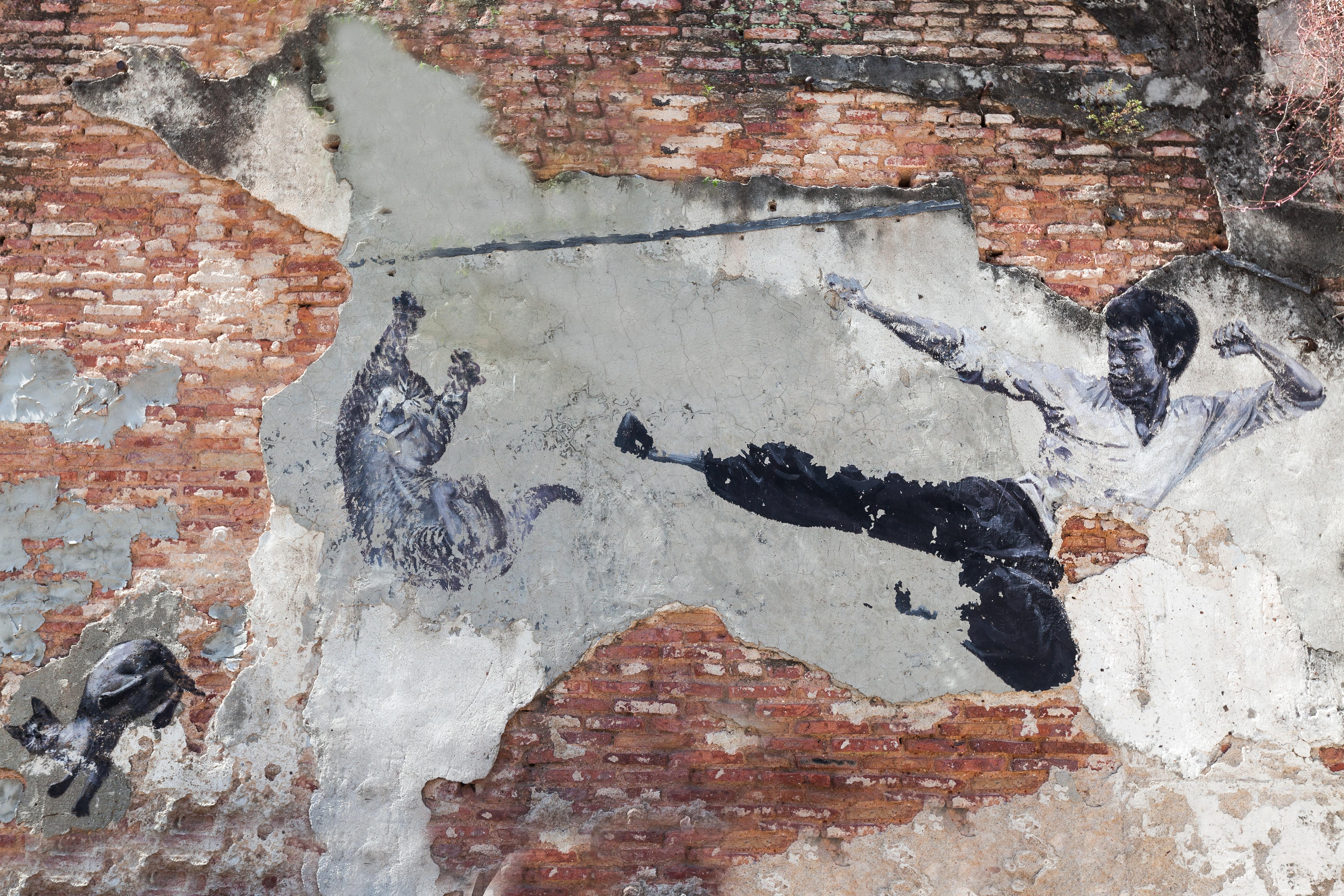 Grafite de Bruce Lee e sua pose classica voadora